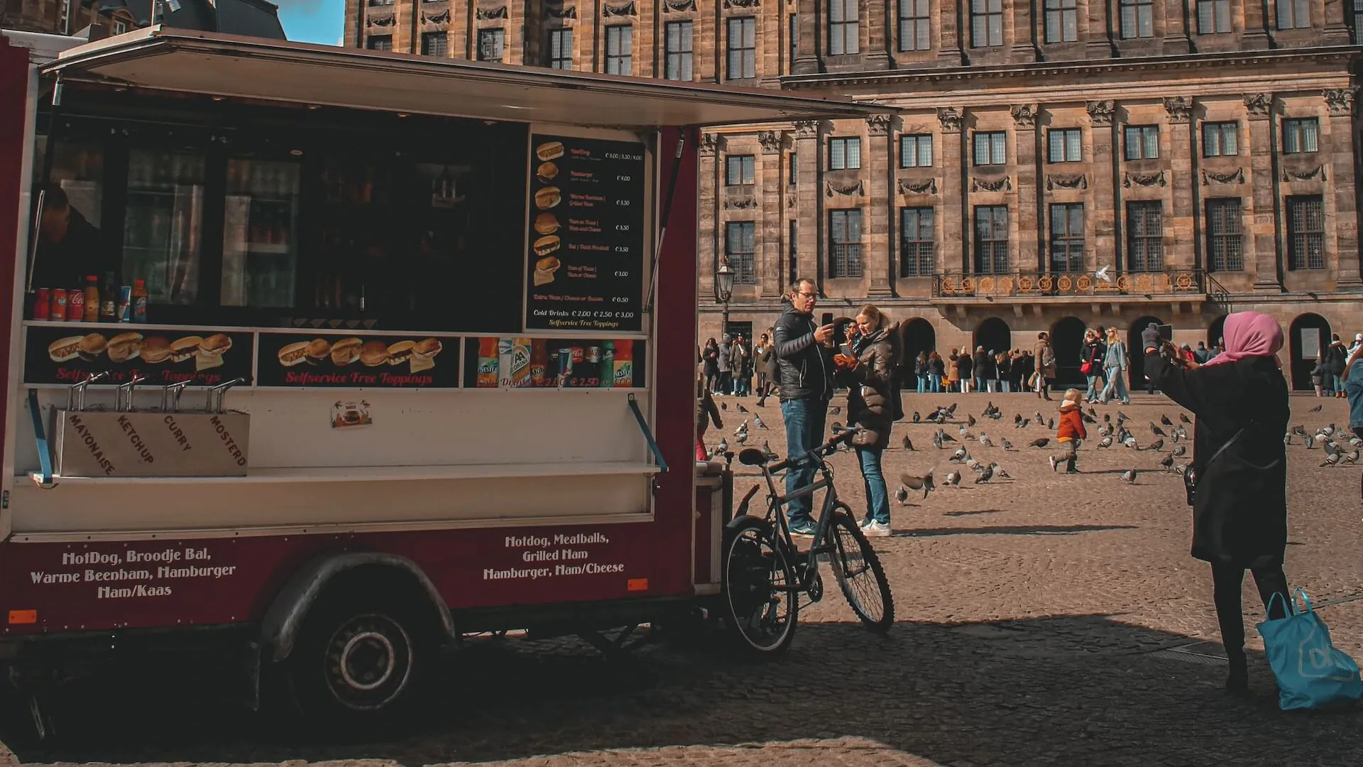Un puesto de comida callejera en la plaza del Palacio Real de Ámsterdam