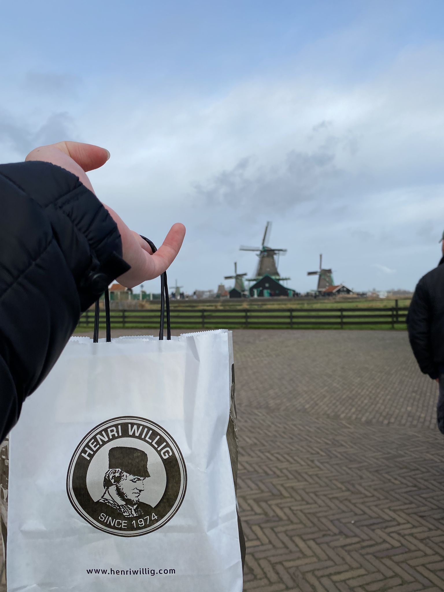 En Zaanse Schans puedes degustar quesos, comprarlos, y comértelos con unas increíbles vistas