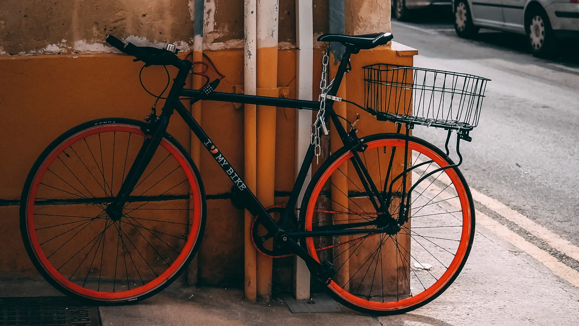 Una bicicleta asegurada con candado en la ciudad de Mosta, Malta