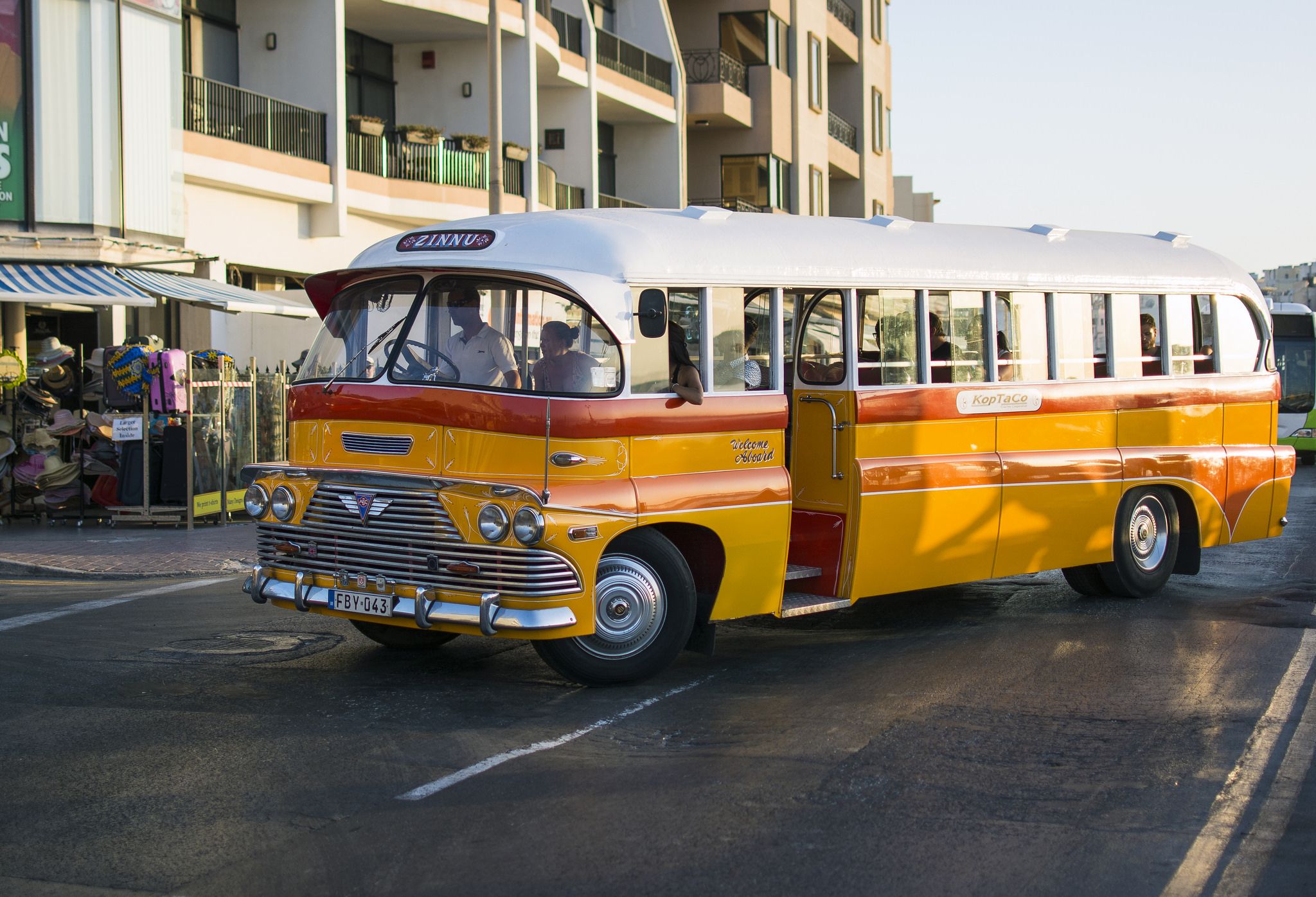 Aunque hay autobuses más modernos, aún hay autocares retro en uso